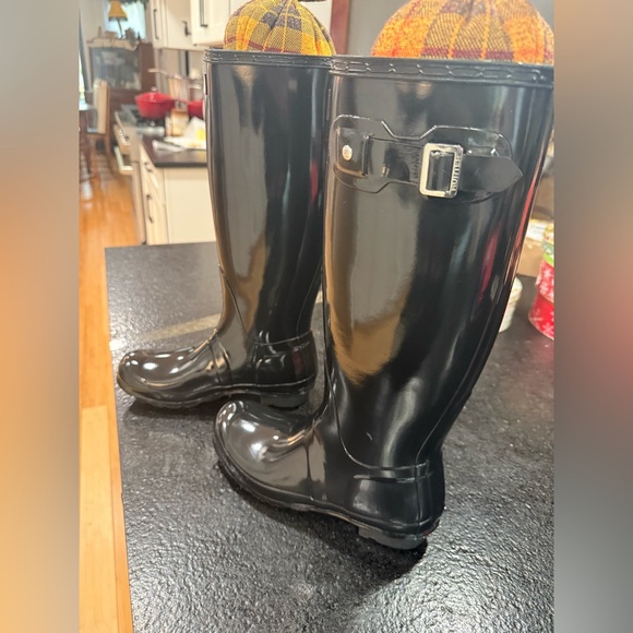 Hunter Tall Gloss Rain Boots – Glossy Black
Size: Women’s US 7 - Picture 7 of 13